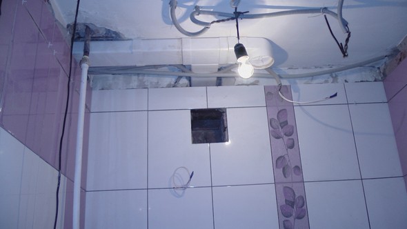Борьба с плесенью на потолке в ванной