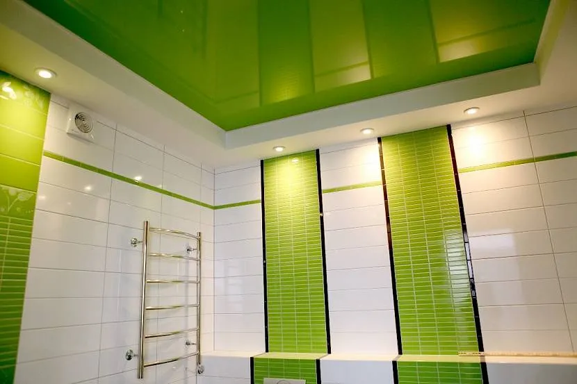 дизайн потолка в ванной