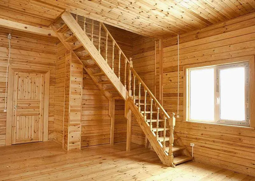 Лакированная древесина в отделке дачного дома изнутри