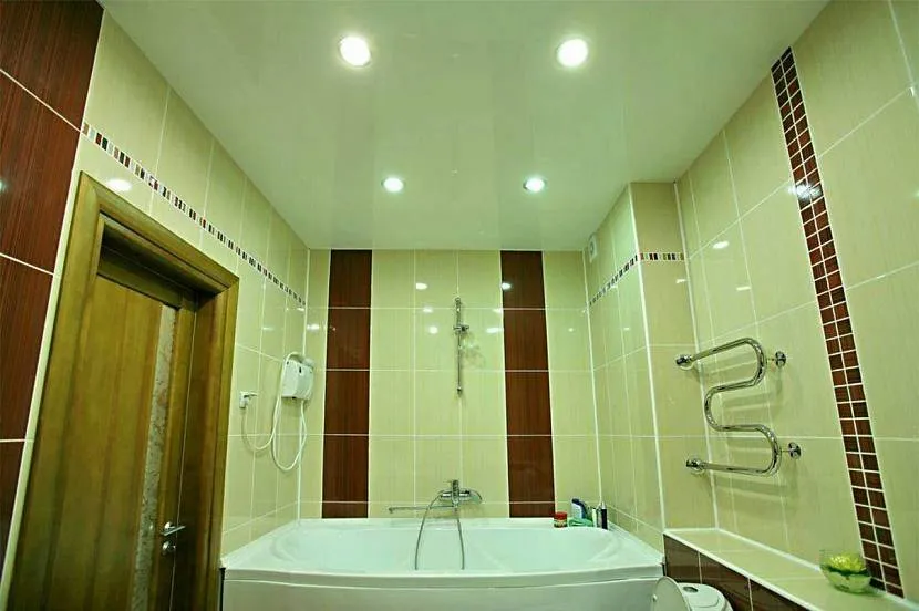 дизайн потолка в ванной
