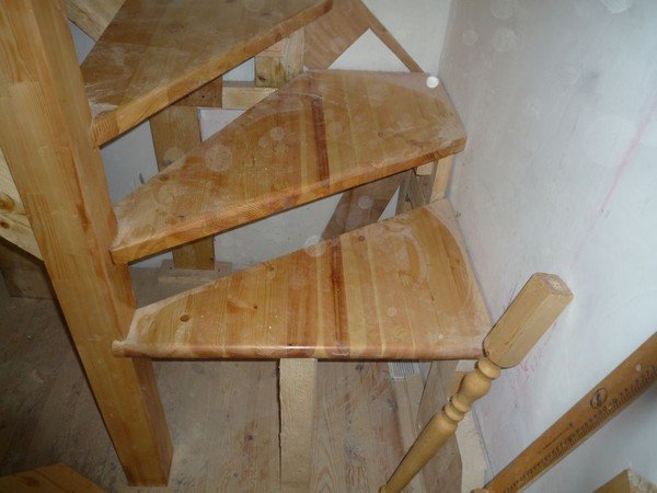 Деревянная лестница с поворотными ступенями фото