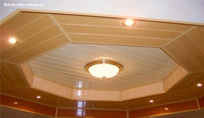 Двухуровневый потолок из пластиковых панелей