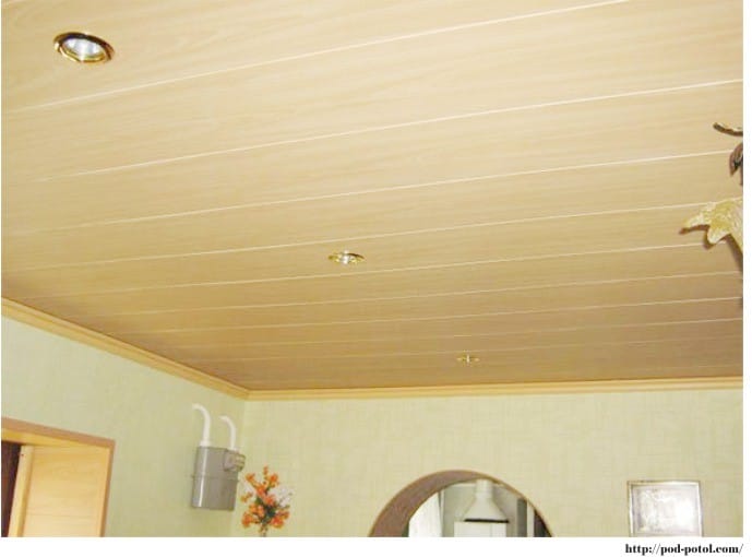 Пластиковые потолочные панели на кухне - имитация дерева