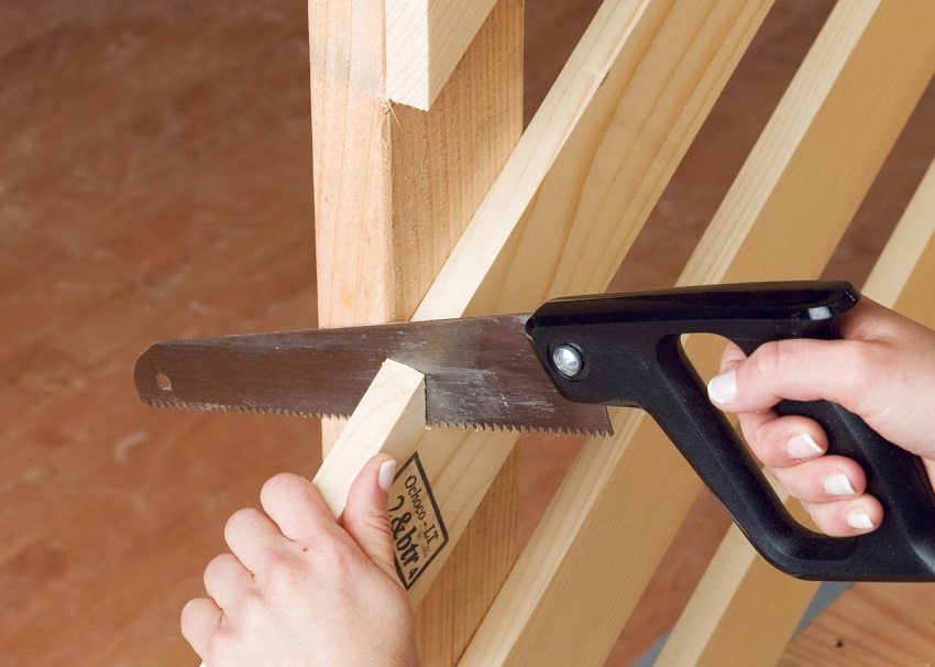 Ножовкой по дереву удобно подрезать деревянные детали лестницы