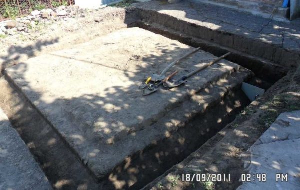 По периметру будущего погреба копаем котлован, который в разрезе имеет треугольную форму