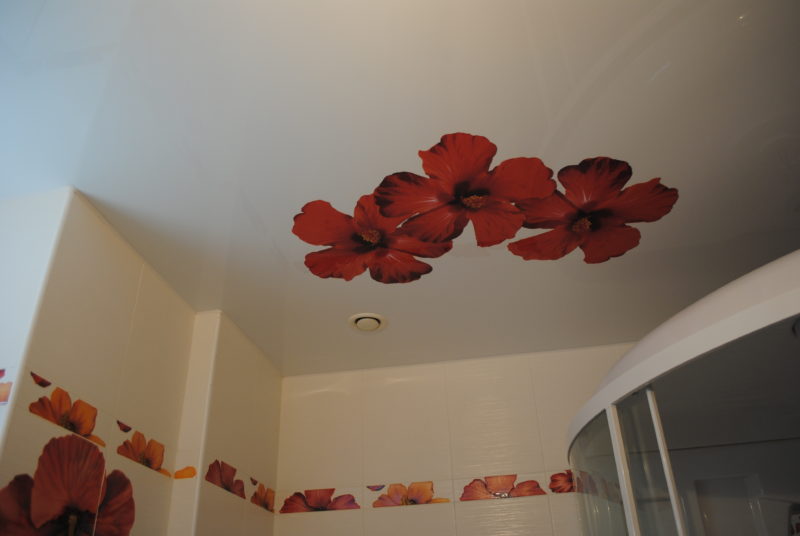 Потолок с цветами