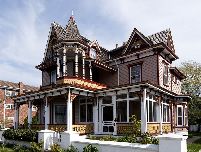 В конструкции кровли дома в викторианском стиле присутствует шпилеобразный тип крыши