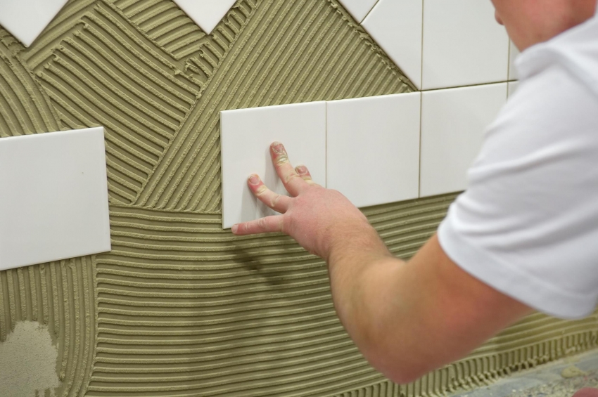 Укладка на стене сложного рисунка требует опыта работы с керамической плиткой и точной разметки