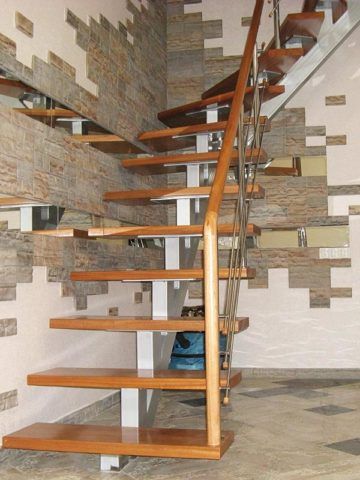 Лестницы на металлическом каркасе из профильной трубы с наклонной балкой