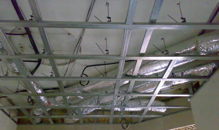 демонтаж потолка из алюминиевых реек