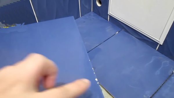Как правильно класть плитку на пол в ванной?