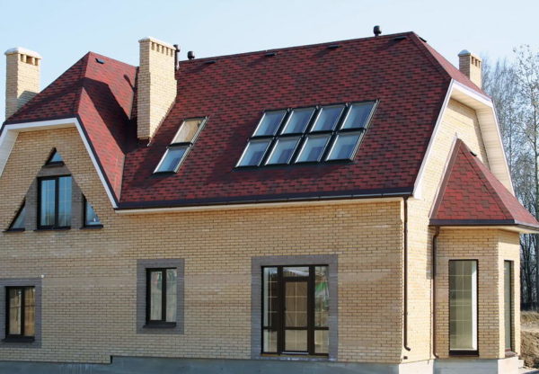 Дом с полувальмовой крышей
