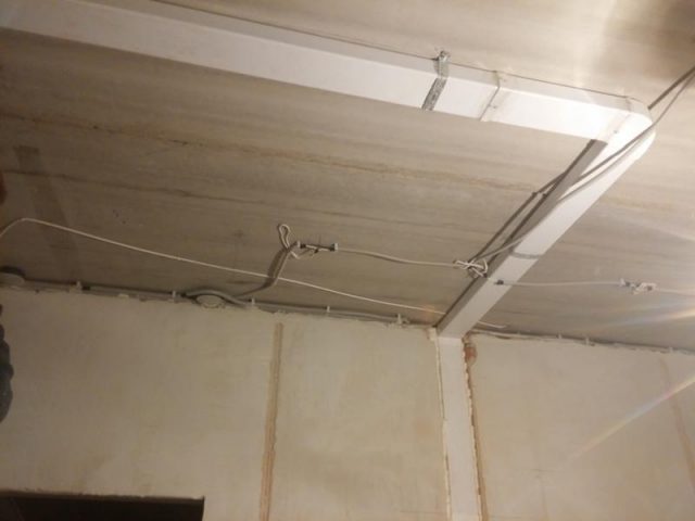 Вытяжка под натяжным потолком: на кухне и ванной