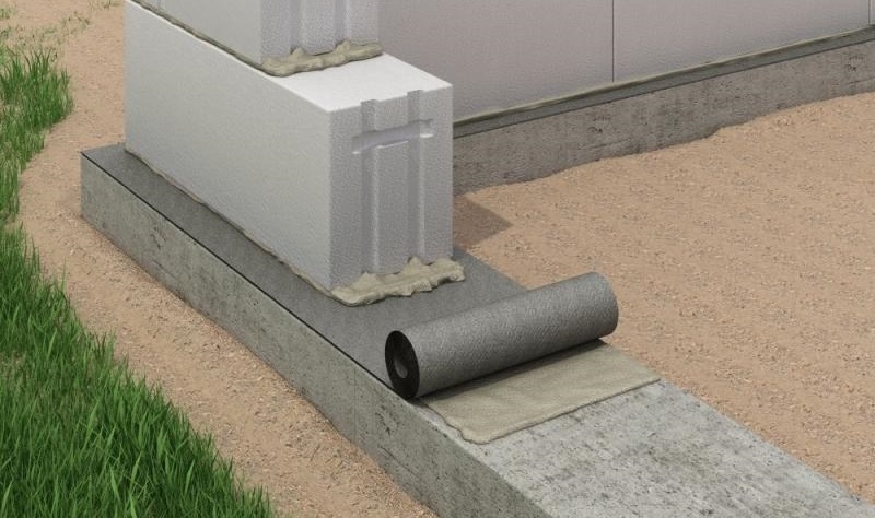 Горизонтальная гидроизоляция защищает стены дома от влаги