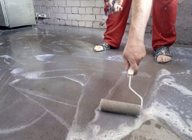 грунтуют бетонный пол валиком для укладки ламината