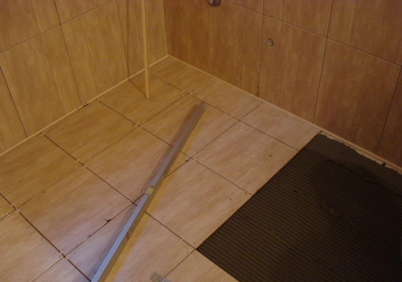 Пошаговая инструкция по укладке плитке на пол в ванную комнату
