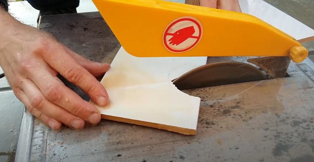 8 рабочих способов как вырезать отверстие в плитке