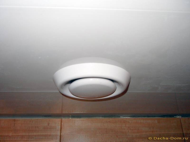 Вентиляция в потолке в ванной: установка вентилятора