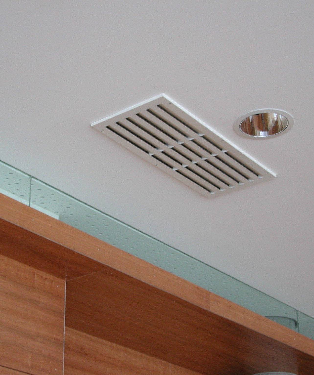 Вентиляционные решетки для натяжных (подвесных) потолков: установка, зачем нужна, преимущества и недостатки
