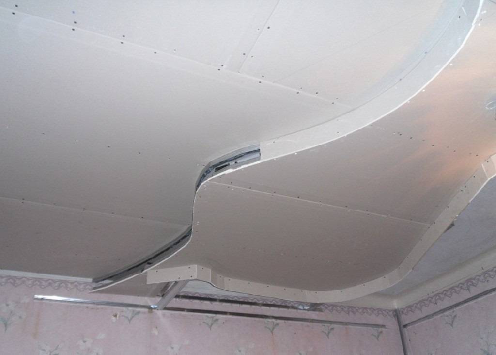 Простой подвесной потолок из гипсокартона в кухне