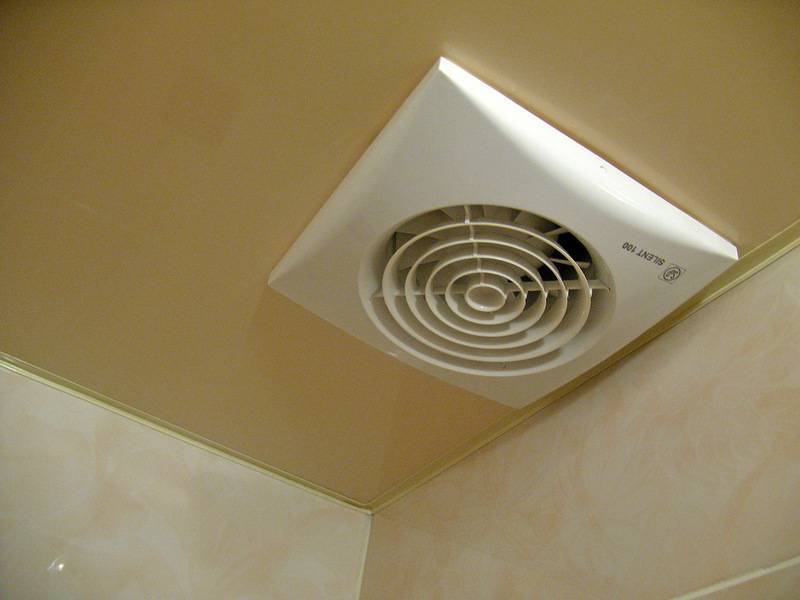 Вентиляция в натяжном потолке: вытяжки и решетки, установка и монтаж в ванной