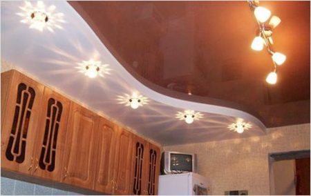 Дизайн комнаты со спотами на потолке