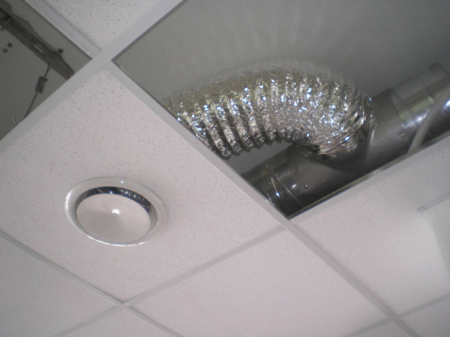 Вентиляция и вентиляционные отверстия в натяжном потолке.