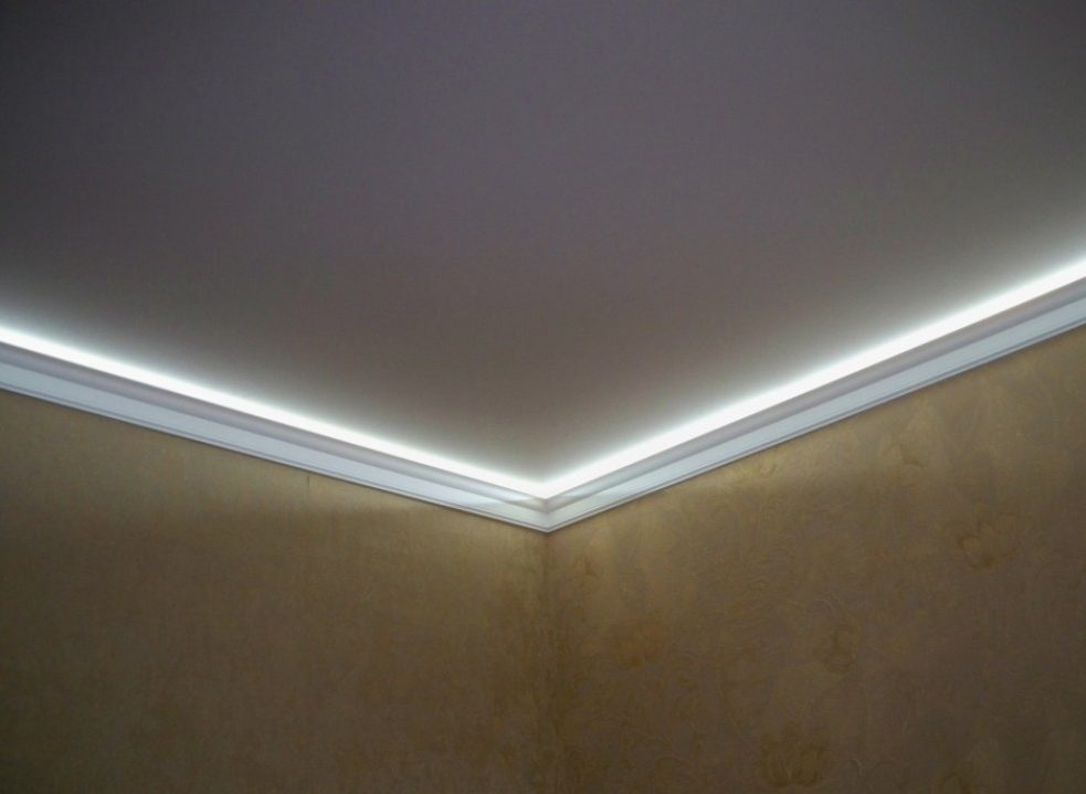 Подсветка натяжного потолка светодиодной лентой, закрываемой плинтусом