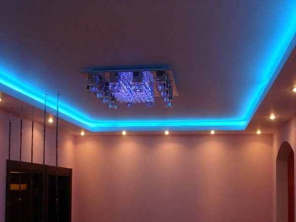Пример сочетания светодиодных лент с точечными светильниками благодаря наличию по периметру потолка гипсокартонного короба