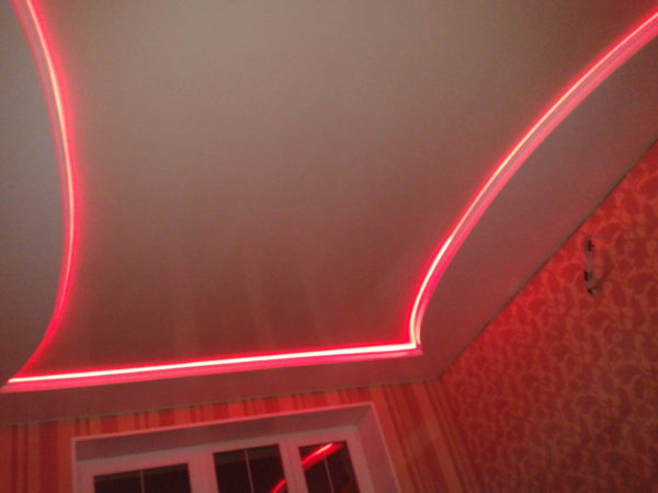 Светло-красные оттенки вполне уместны в спальне
